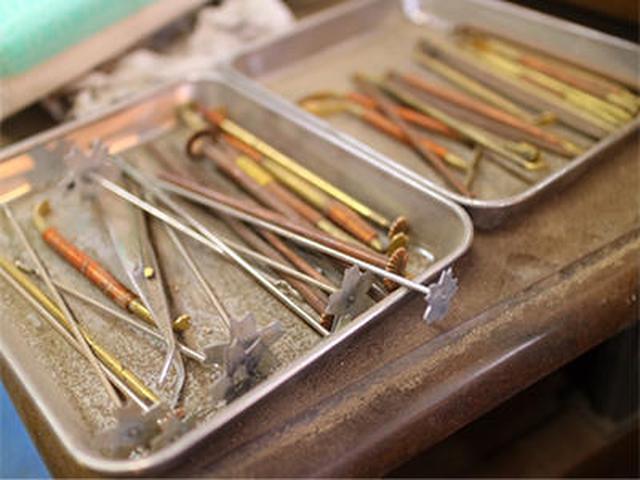 画像: 型押しの道具たち 桜の型もみえる