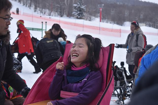 画像: 雪山でスキーを楽しみ、はじける笑顔の地引さん(娘)