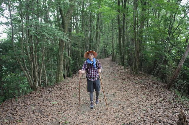 画像: 熊野古道を歩く小山さん