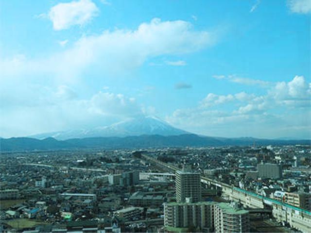 画像: 盛岡駅前から南部片富士(岩手山)を望む