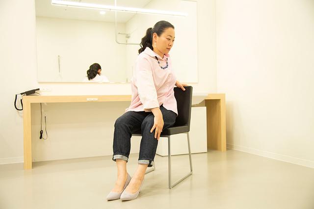画像: さっそく座ったままできるストレッチを練習するいとうさん。「体はやわらかいほうです」