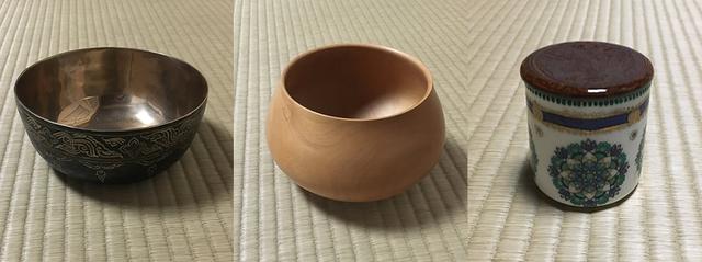 画像: 奈良さんが旅先で集めたお茶の道具。左から、金属の建水(タイ)、木の建水(ハワイ)、茶器(ウィーン)