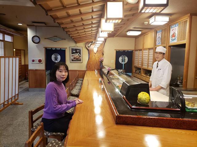 画像: 一階のカウンターも落ち着きます。ふぐ以外の魚料理もどれも新鮮でおいしいと評判です。