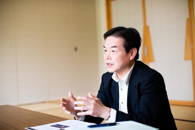 画像: 住民の方から気さくに声をかけられていた稲垣さん。地元からの信頼も厚い