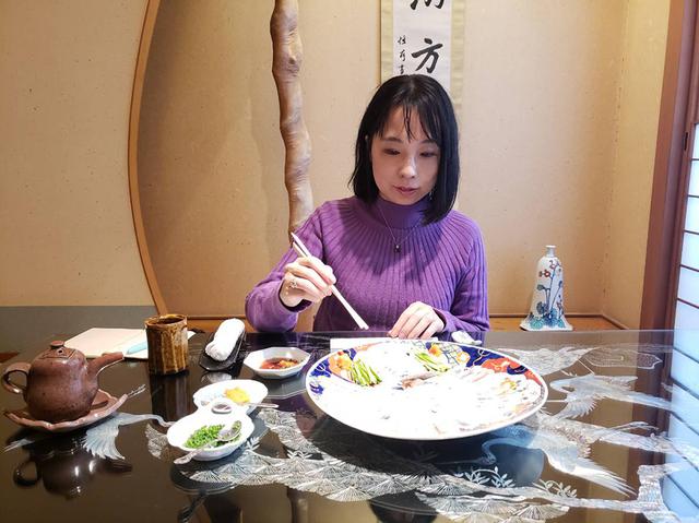 画像: さっそく一口食べさせていただきました。ふだん回転寿司ばかりなので、波動が違いすぎます。