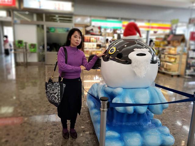 画像: 空港内で発見したふぐのオブジェ。ふぐが名物だったと気付かせてくれます。