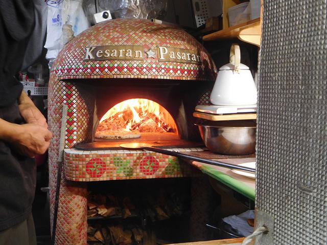画像: 公園内の食べ物コーナーには、本格的な石窯で焼いたナポリピザのお店も。焦げ目がいい感じでした。