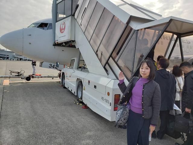 画像: 宇部行きの飛行機の機種はボーイング737-800。窓からパイロットらしき方が手を振ってくださいました。