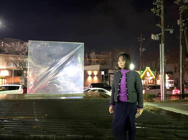 画像: 宇部は彫刻の街で、宇部新川駅周辺には各所に彫刻が展示。「超空間」というガラスと石を使った、水も流れる素敵な作品の前で。