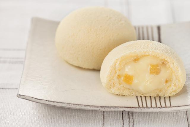 画像: お土産に購入した「月でひろった卵」。クリームの中に栗が入っていて新鮮な食感。優しい味わいに癒されます。空港二階には高級バージョンも売られていました。コクが増していました。