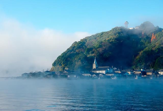 画像1: 青い海を望みながら海岸沿いを走る天草マラソン