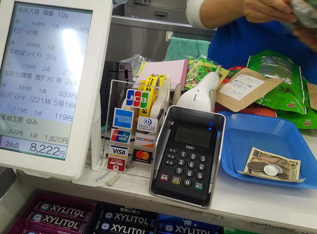 画像: 朝に行ったコンビニでまず爆買い。それ以外に空港でも買いまくってしまいました。