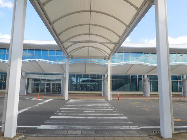 画像: 奄美空港外観。白くてシンプルな建物ですが、南国の青空とよく合います。