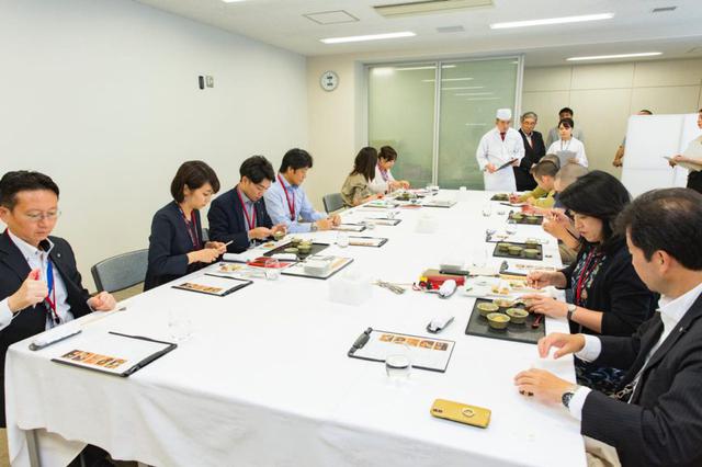 画像1: 味、衛生管理、オペレーション、それぞれの立場からチェックする試食会