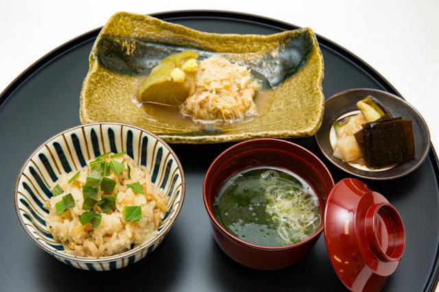 画像: 左上から時計回りに、賀茂なすと毛蟹に生姜餡をかけた煮物、香物、生海苔とねぎの味噌椀、新れんこんの御飯