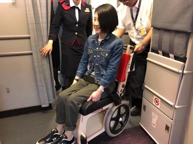 画像: 木製車いすに乗り、事前改札で最初に機内に搭乗しました