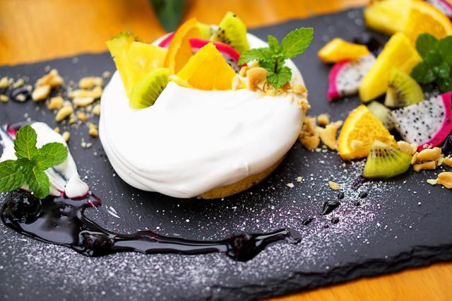 画像: 「ヘーゼルナッツのハワイアンパンケーキ」。ふわふわモチッとした生地とナッツの食感はやみつきに
