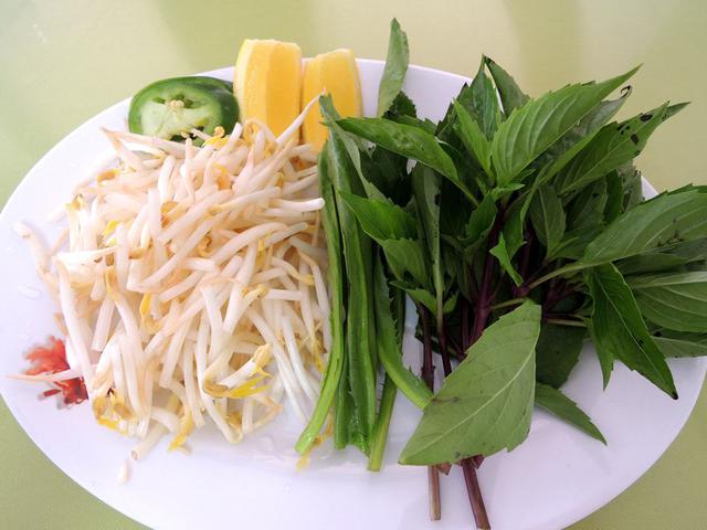 画像: ハーブをたっぷり使うのが、ベトナム料理の魅力のひとつ