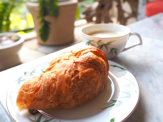画像: 朝食は、近くのコーヒーショップで