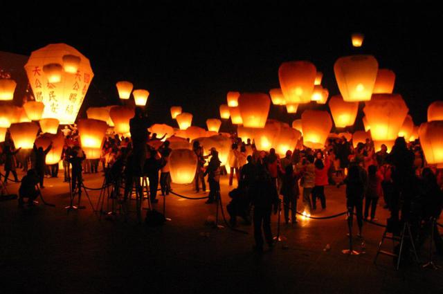 画像2: 夜空を彩る「ランタン飛ばし」はまさに絶景