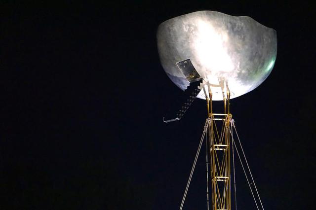 画像: 宇宙船のようにも見える「雲の上にあるもの」(関玄達作)