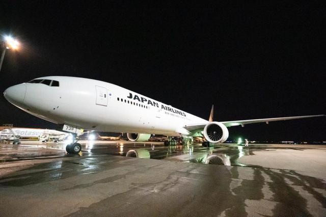 画像1: 巨大な飛行機に対し、洗う道具は手持ちのモップ