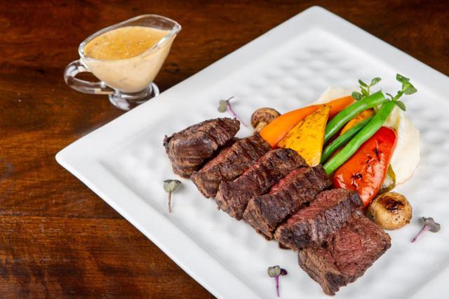 画像: 「Portland Steakhouse & Cafe」で絶品の牛肉を
