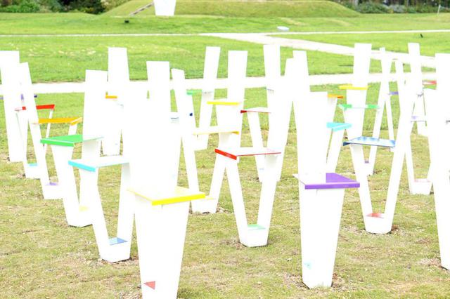 画像: 島根県立石見美術館賞を受賞した「みんなで微笑む(虹色の椅子)」(志賀政夫作)