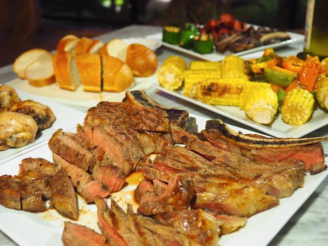画像: バーベキューグリルで豪快にステーキを焼き上げる