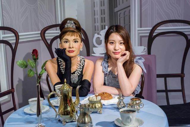 画像1: The images shown depict wax figures created and owned by Madame Tussauds.