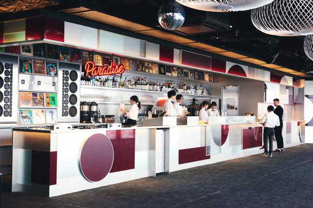 画像: 軽食やスイーツ、アルコールなどのドリンクが提供されるミュージック・バー「Paradise Lounge」