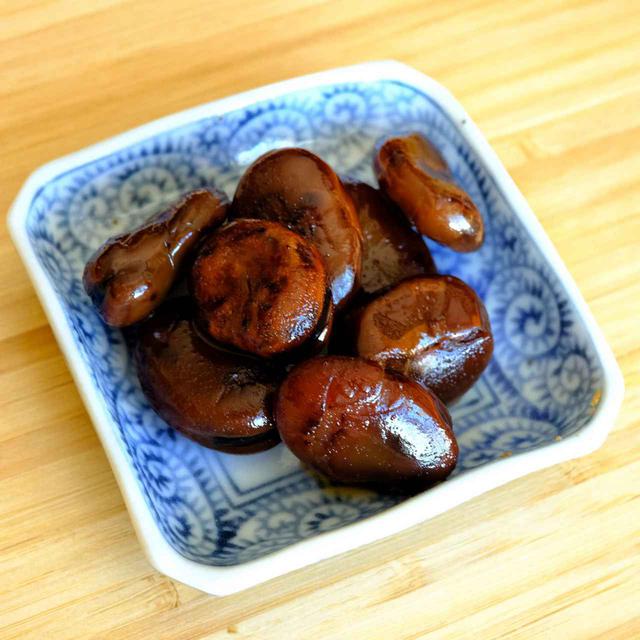 画像: 乾燥させたそら豆を煎って醤油と砂糖で甘辛く煮たもの。栗のような食感とみたらし団子のたれのような味です。