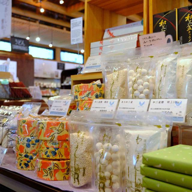 画像: 香川の名産品が揃います。こちらは和三盆。小さなおみやげで、かつ日持ちするので、人気のおみやげです。