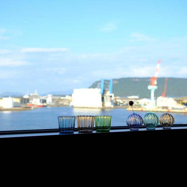 画像: 北浜alley内に今年の4月にオープンしたカフェ「さろんぶるー」。海が見えるカフェバーです。