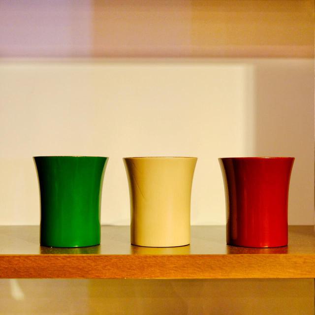 画像: 香川漆器も数多く見ることができます。色漆を使った木製カップ。