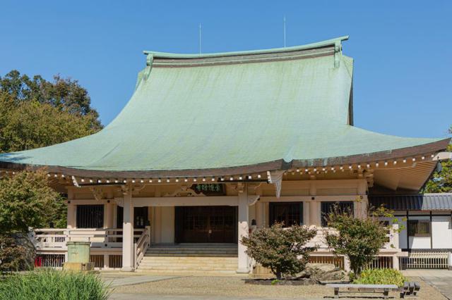 画像: 昭和42年(1967年)に造営された、堂々たる風格の本堂。