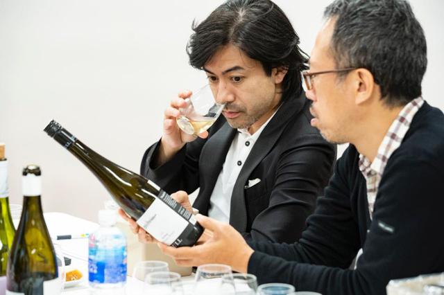 画像: ワインテイスター・ソムリエ 大越基裕さん(左)