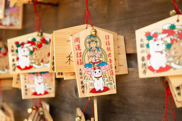 画像: さまざまな言語で願い事が書かれていて、海外の人にも人気のスポットであることがうかがえます。