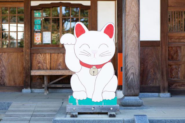 画像: 寺務所前の招き猫。