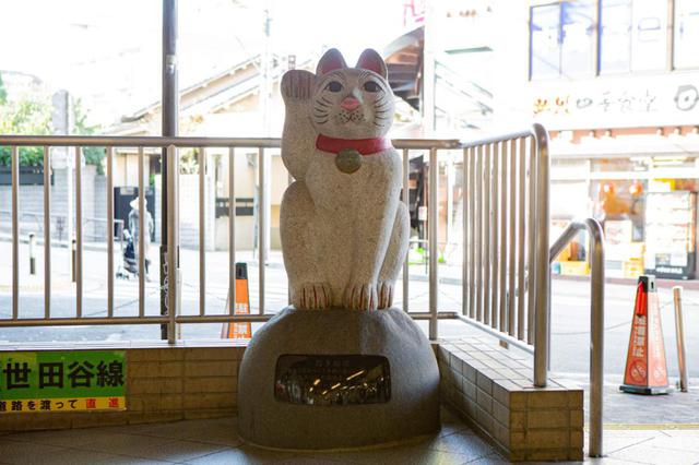 画像: 改札を出た正面にある招き猫像。