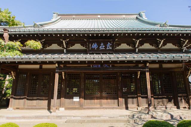 画像: 仏殿。正面の額に掲げられた文字は、現在・過去・未来の三世を意味しているそう。