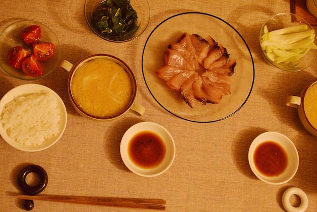 画像: 中央 / シビマグロの刺身 左 / ツルムラサキのおひたし 右 / ハヤトウリのピクルス
