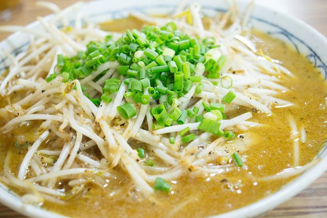 画像: やん小名物の「味噌もやしそば」