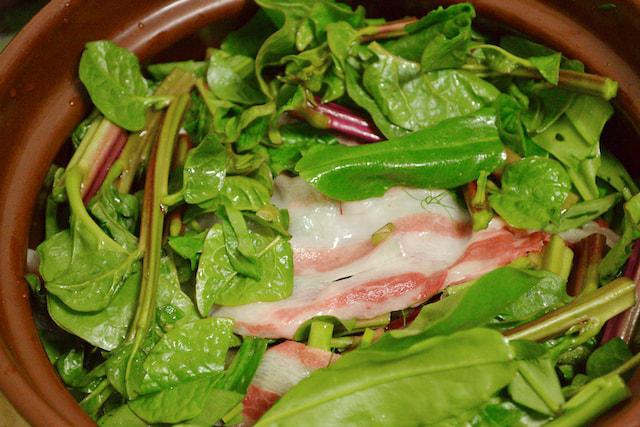 画像: 豚肉とたっぷりの島野菜。ポイントは弱火でゆっくり蒸すこと