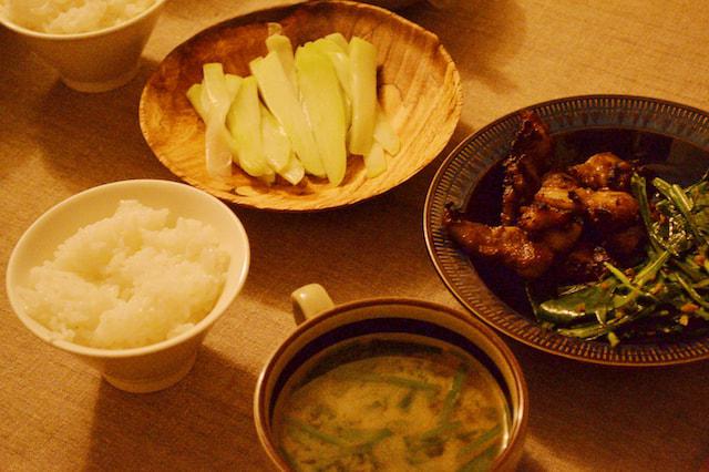 画像: 右 / 酵素漬け豚クビ肉のグリルとニガナのソテー 中央 / ニラの味噌汁 左上 / ハヤトウリのピクルス