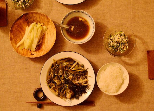 画像: 中央 / アグー豚と野菜の蒸し煮 右 / ニガナの白和え 左 / ハヤトウリのピクルス