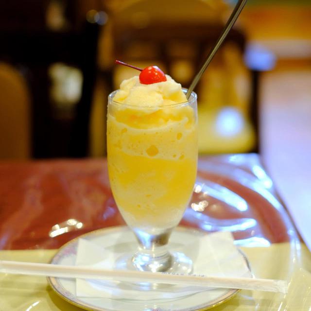 画像: 食後にはこちらも長崎名物の「ミルクセーキ」。赤いさくらんぼがノスタルジックですね。