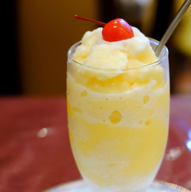 画像: ミルクセーキの材料にかき氷が入っているのでシャリシャリとした食感で、飲み物というより冷たいデザートのようです。こちらのお店ではこのミルクセーキや佐世保名物の「レモンステーキ」など、ご当地グルメも提供されています。もちろん、一般的な洋食メニューやパフェなども食べられるレストランです。