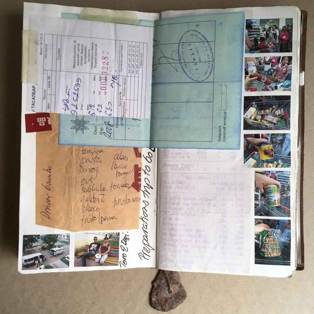 画像2: 旅行中に集めた写真やものを組み合わせ、ページをつくっていく