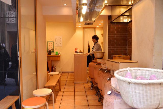 画像: 店内にはイートインスペースがあり、築地の「うおがし銘茶(焙じ茶)」が無料で提供されています